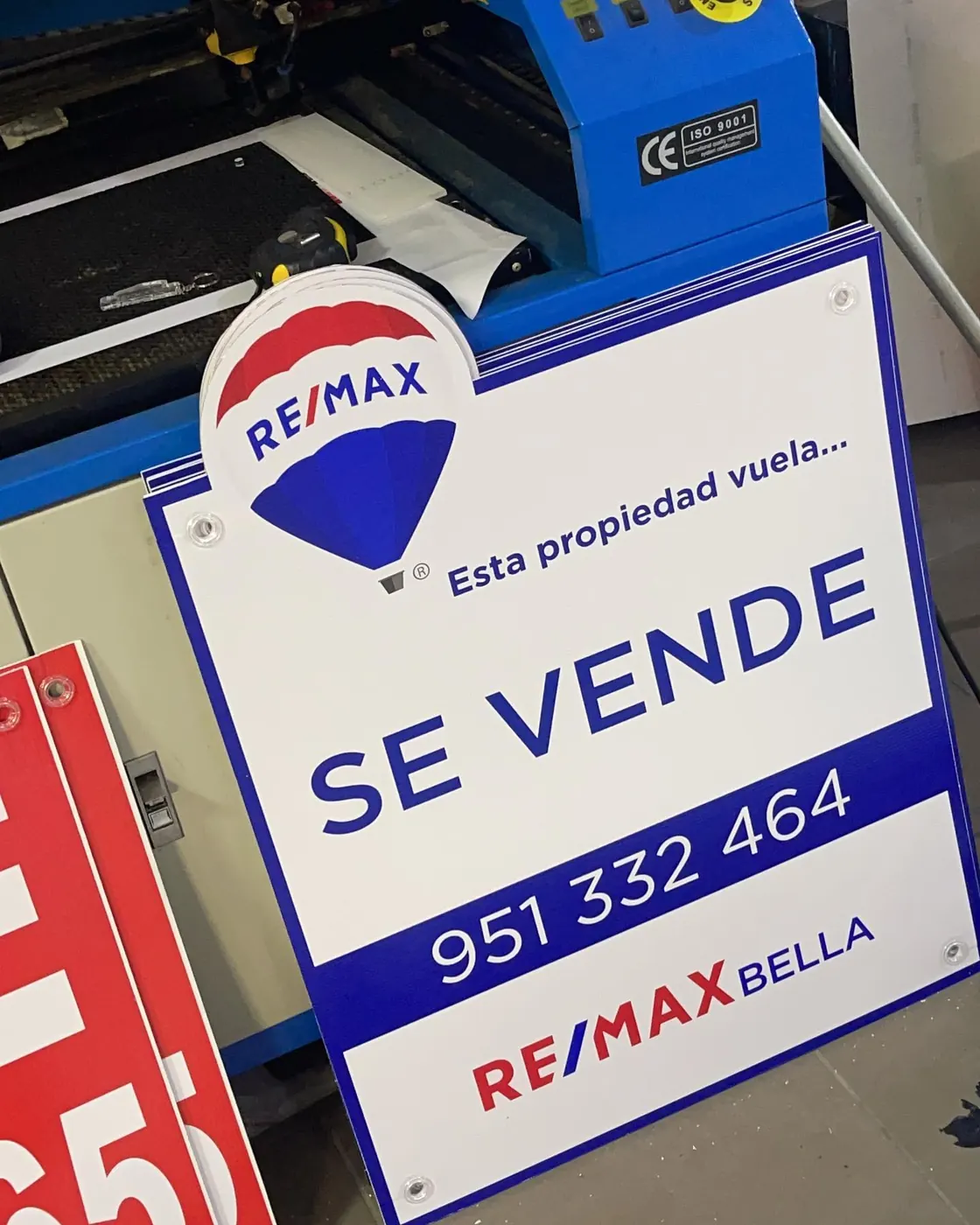 Cartel de inmobiliaria Se vende impreso en Marbella