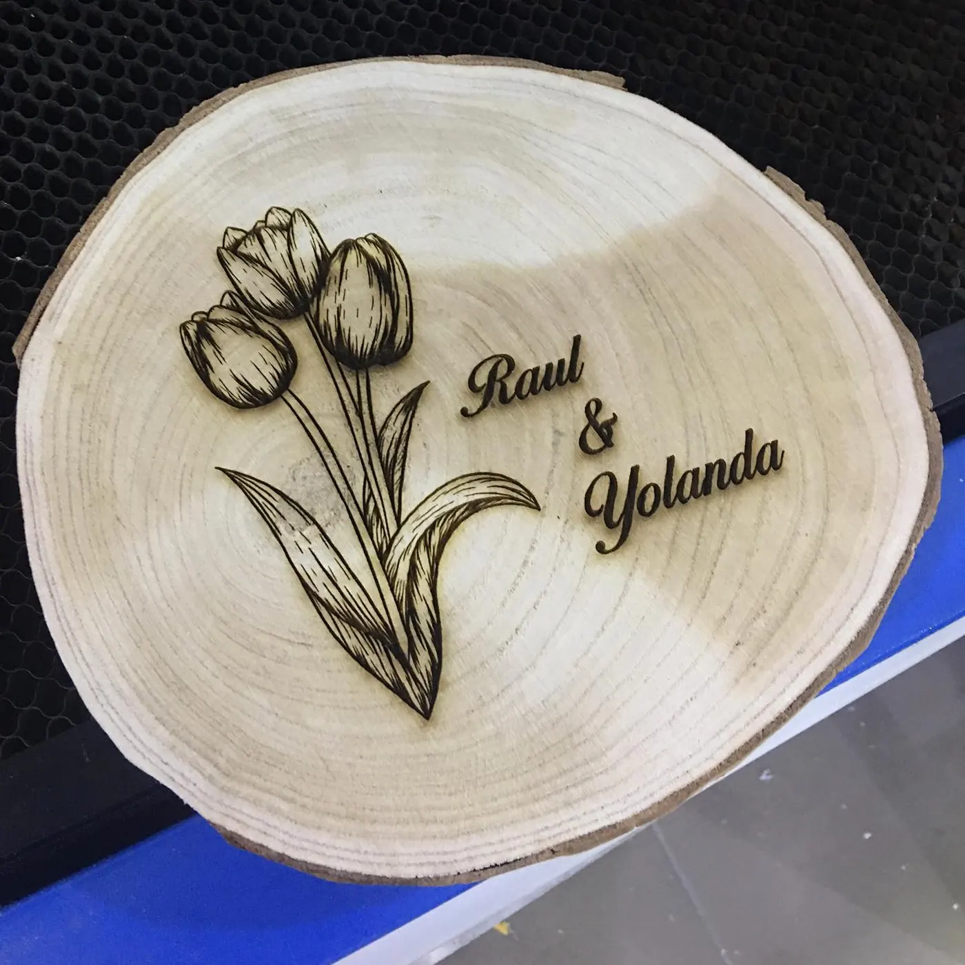 Rodaja de madera grabada con láser para boda