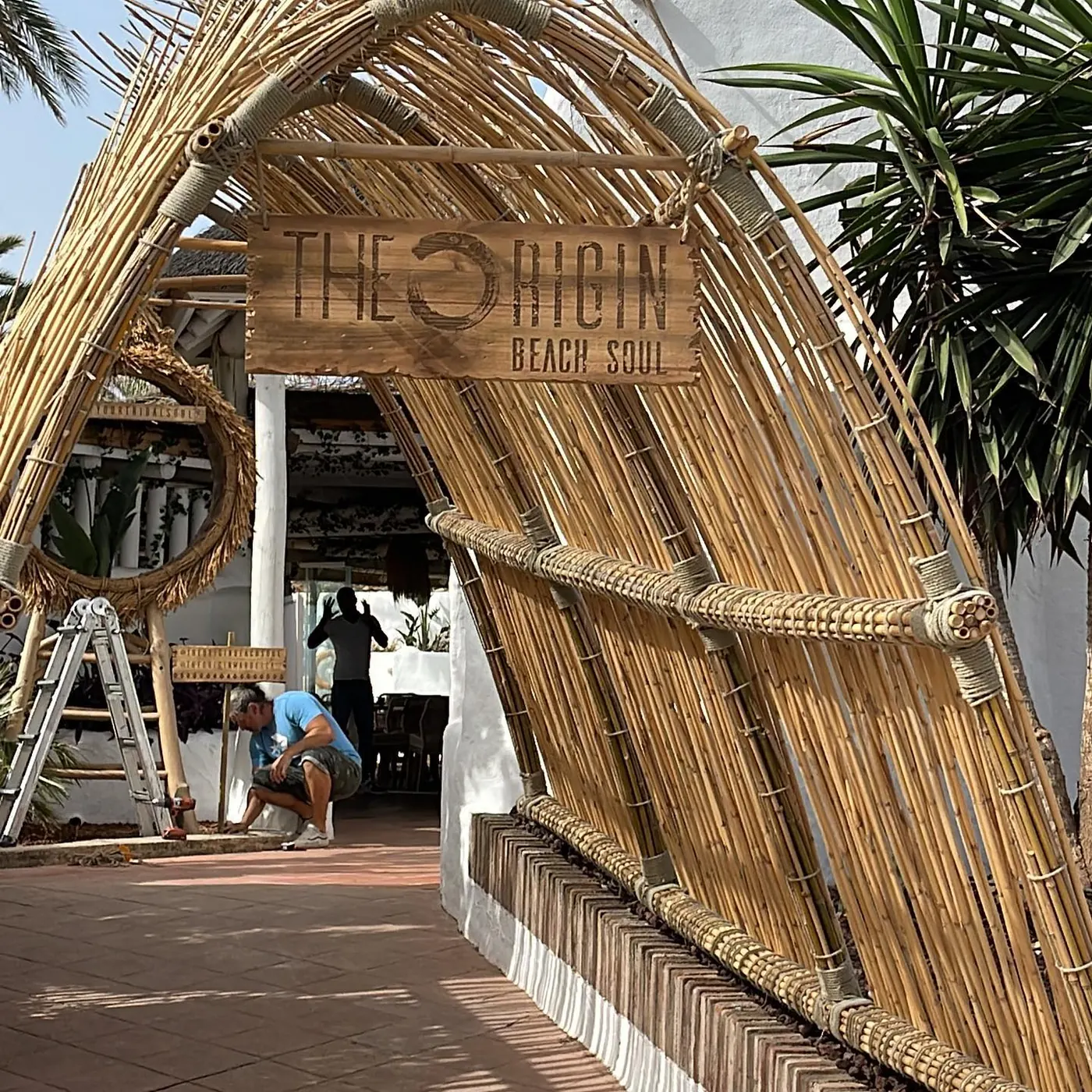 Cartel de madera grabado con láser en Marbella