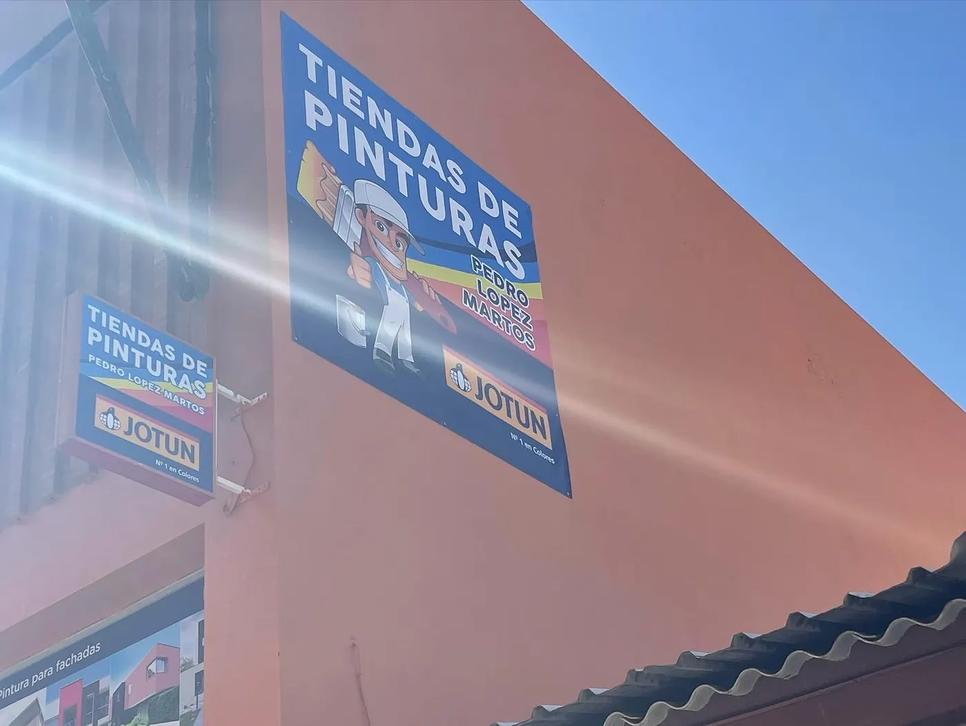 Lona publicitaria en fachada