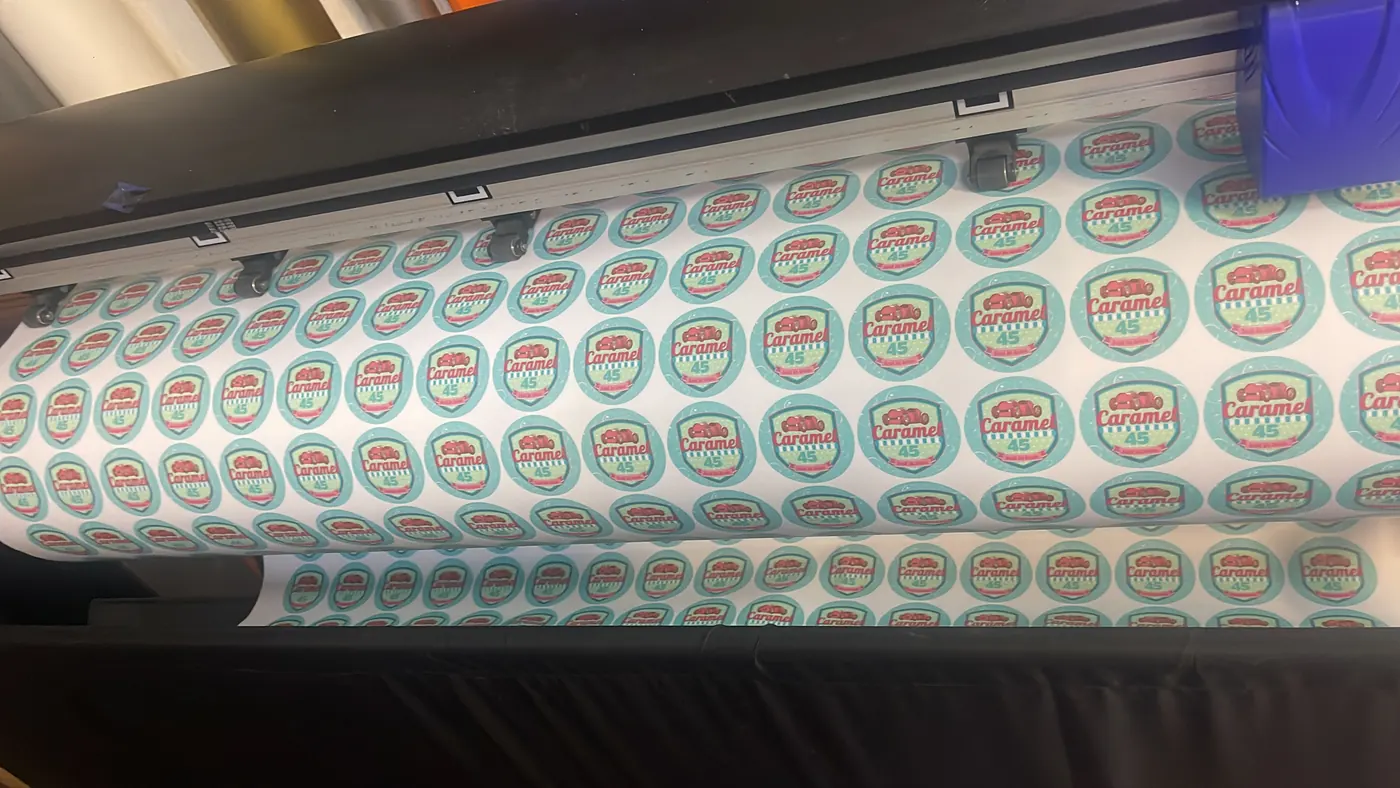 Pegatinas personalizadas impresas en vinilo en Marbella