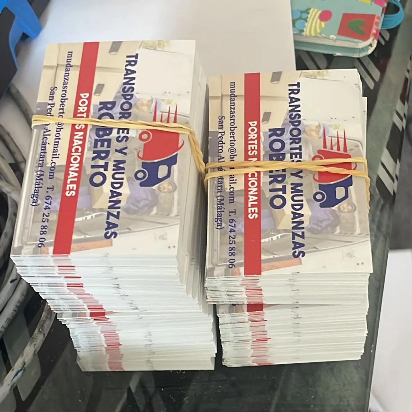 Tarjetas de visita recién impresas en nuestro taller